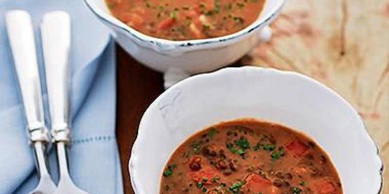 Sopa de lentilha com chouriço e bacon